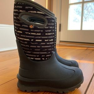 Neo-Classic kids winter boots. Cool neutral unisex black gray. Lightly worn